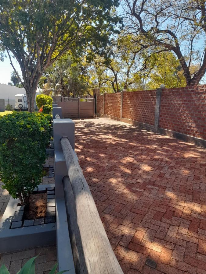 Travel North Guesthouse ツメブ エクステリア 写真