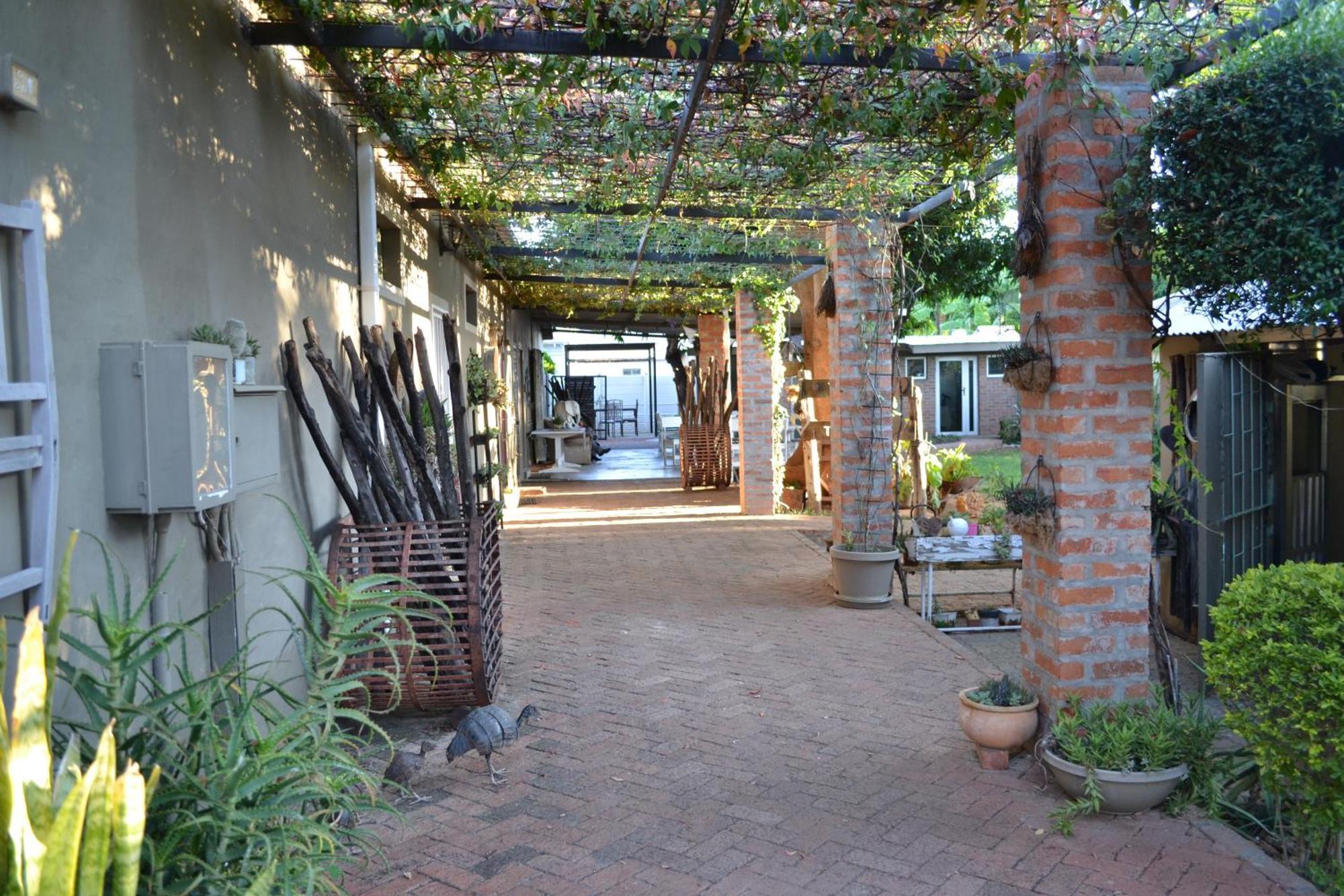 Travel North Guesthouse ツメブ エクステリア 写真